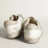 Super-Star pour femme en cuir blanc avec étoile perforée et languette de talon en nubuck beige
