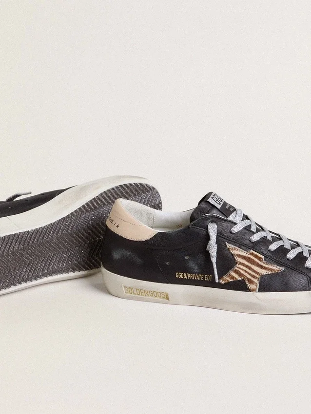 Super-Star pour femme en cuir nappa noir avec étoile en cuir de poney à imprimé zèbre et languette de talon en cuir beige
