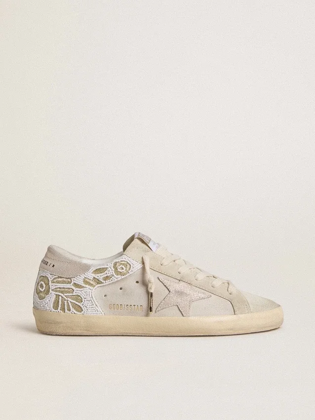 Super-Star pour femme en daim beige avec broderie de perles et étoile en daim laminé