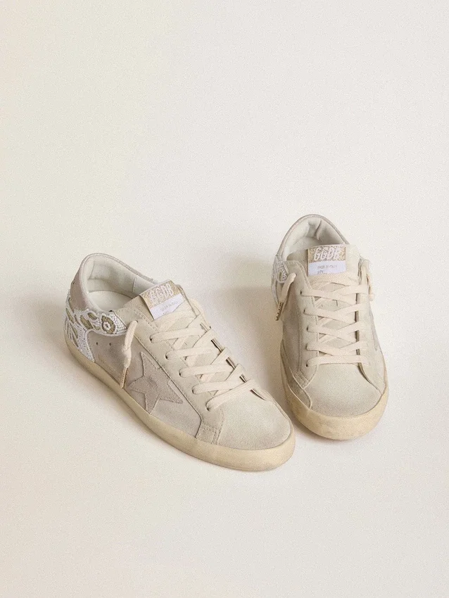 Super-Star pour femme en daim beige avec broderie de perles et étoile en daim laminé