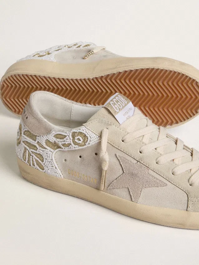 Super-Star pour femme en daim beige avec broderie de perles et étoile en daim laminé