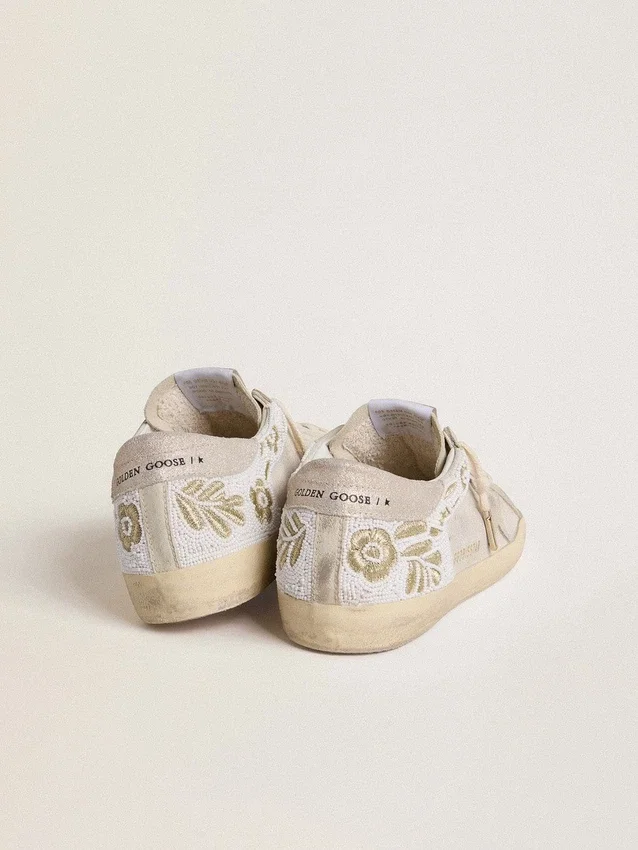 Super-Star pour femme en daim beige avec broderie de perles et étoile en daim laminé
