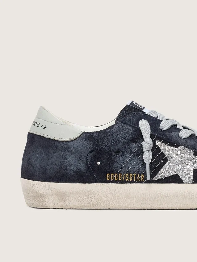 Super-Star pour femme en daim bleu avec étoile pailletée argentée et languette de talon en cuir