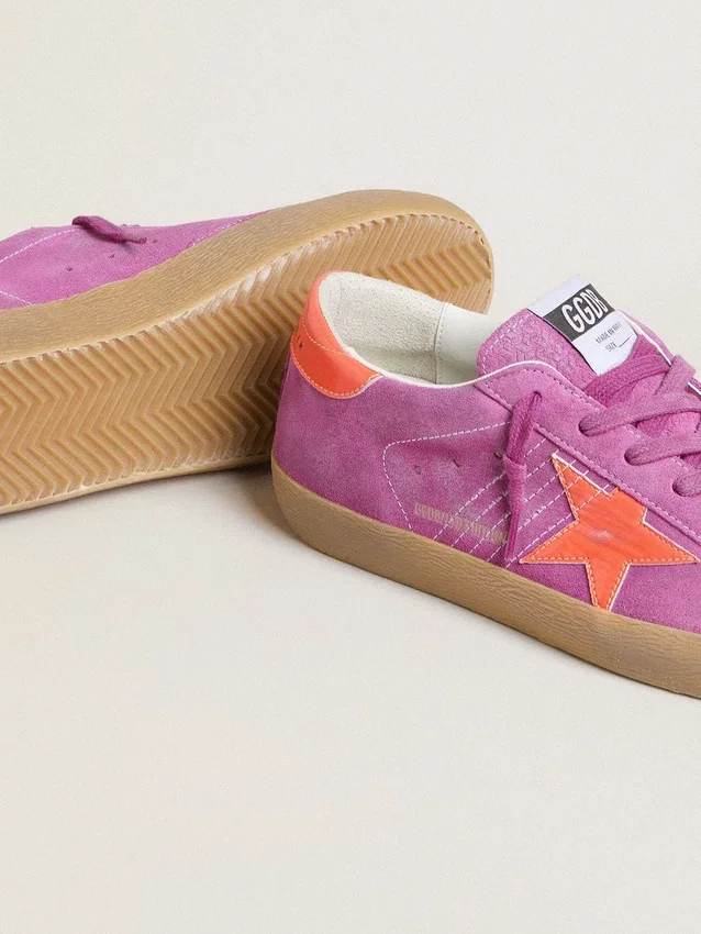 Super-Star pour femme en daim fuchsia avec étoile et languette de talon en cuir laminé orange fluo