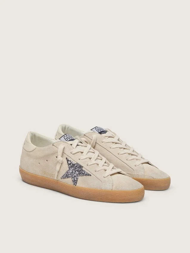 Super-Star pour femme en daim gris glacé avec étoile pailletée argentée et languette de talon en cuir