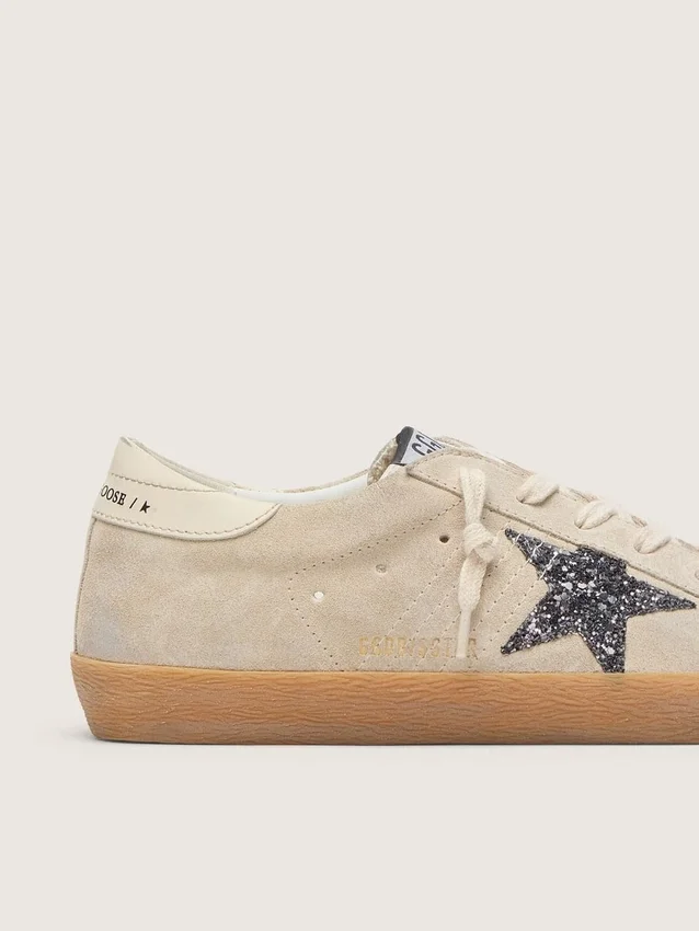 Super-Star pour femme en daim gris glacé avec étoile pailletée argentée et languette de talon en cuir