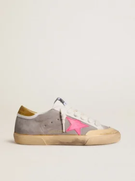 Super-Star pour femme en daim gris tourterelle avec étoile en cuir fuchsia et languette de talon en daim ocre