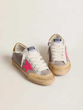 Super-Star pour femme en daim gris tourterelle avec étoile en cuir fuchsia et languette de talon en daim ocre