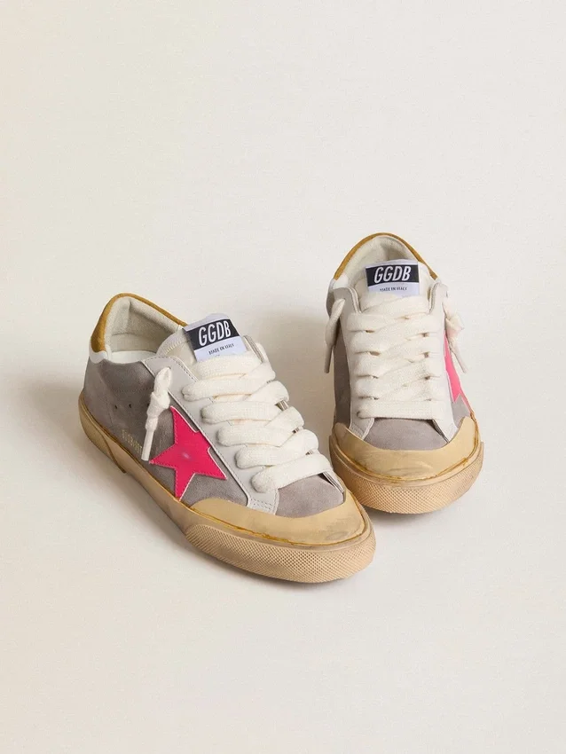Super-Star pour femme en daim gris tourterelle avec étoile en cuir fuchsia et languette de talon en daim ocre
