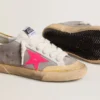 Super-Star pour femme en daim gris tourterelle avec étoile en cuir fuchsia et languette de talon en daim ocre