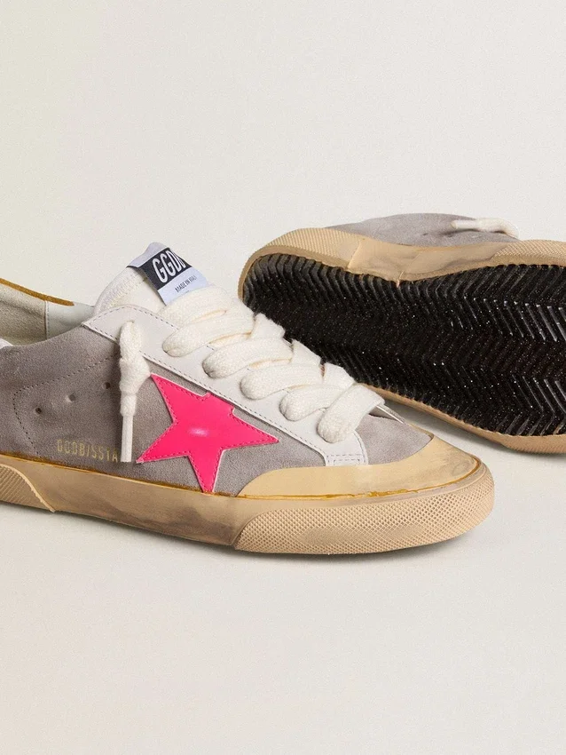 Super-Star pour femme en daim gris tourterelle avec étoile en cuir fuchsia et languette de talon en daim ocre