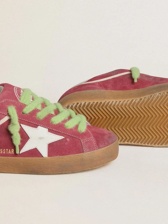 Super-Star pour femme en daim rouge avec étoile en cuir blanc et languette de talon en cuir argenté