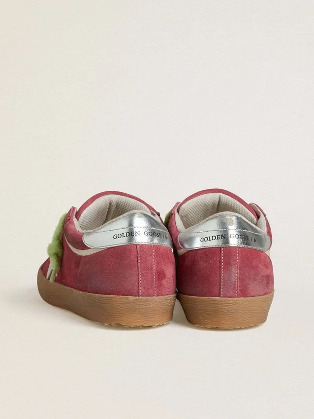 Super-Star pour femme en daim rouge avec étoile en cuir blanc et languette de talon en cuir argenté