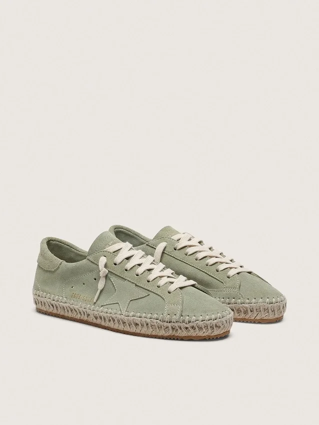 Super-Star pour femme en daim vert sauge avec étoile en daim ton sur ton et semelle cordée