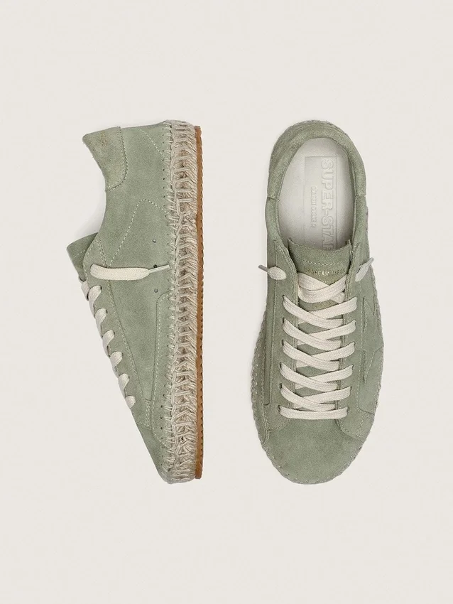 Super-Star pour femme en daim vert sauge avec étoile en daim ton sur ton et semelle cordée