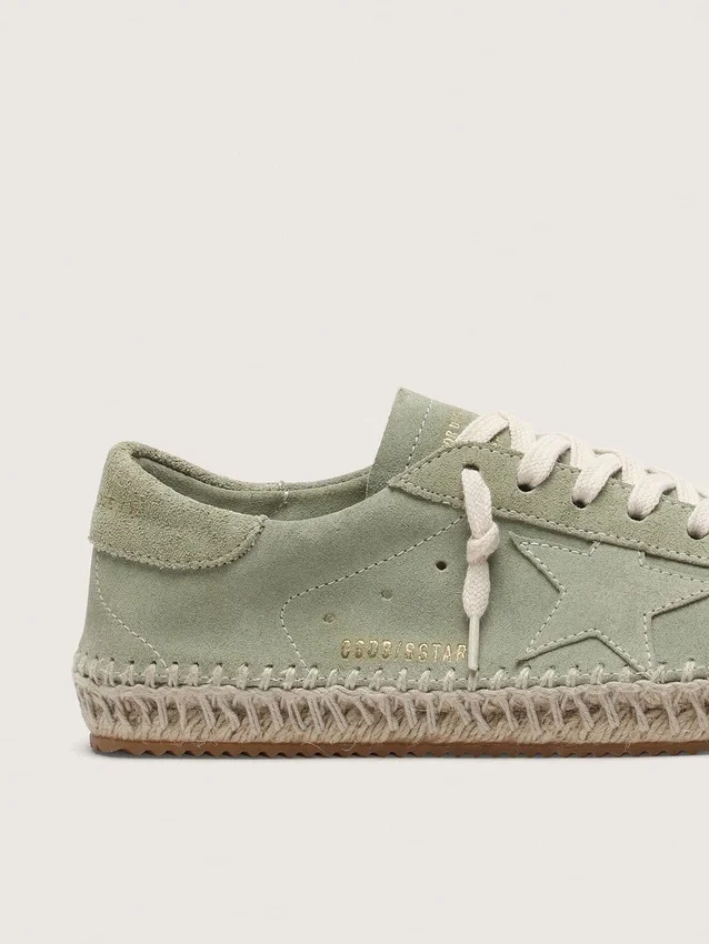 Super-Star pour femme en daim vert sauge avec étoile en daim ton sur ton et semelle cordée