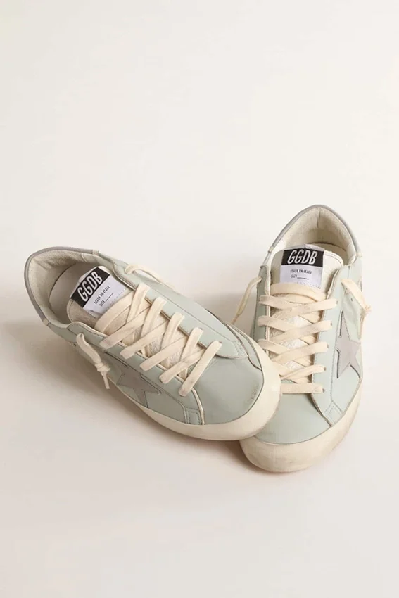 Super-Star pour femme en nappa bleu ciel avec étoile et languette de talon en cuir gris