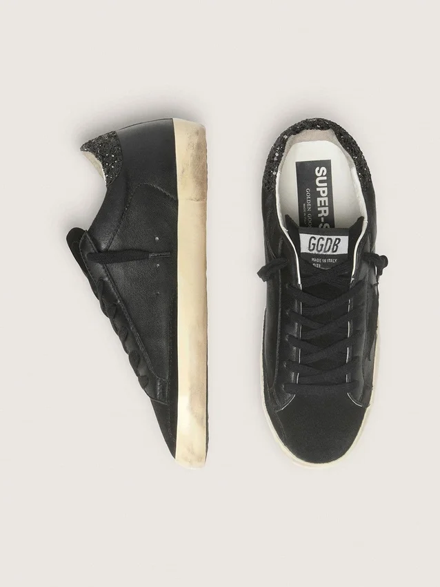 Super-Star pour femme en nappa noir avec étoile noire et languette de talon pailletée