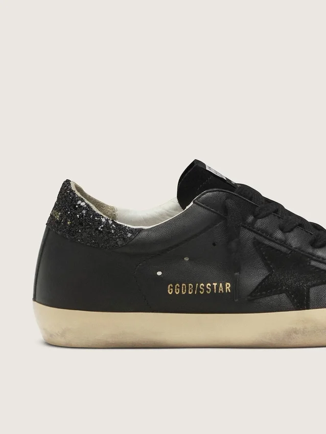 Super-Star pour femme en nappa noir avec étoile noire et languette de talon pailletée