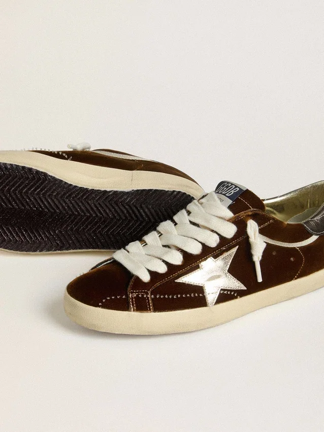 Super-Star pour femme en velours cognac avec étoile et languette de talon en cuir métallisé