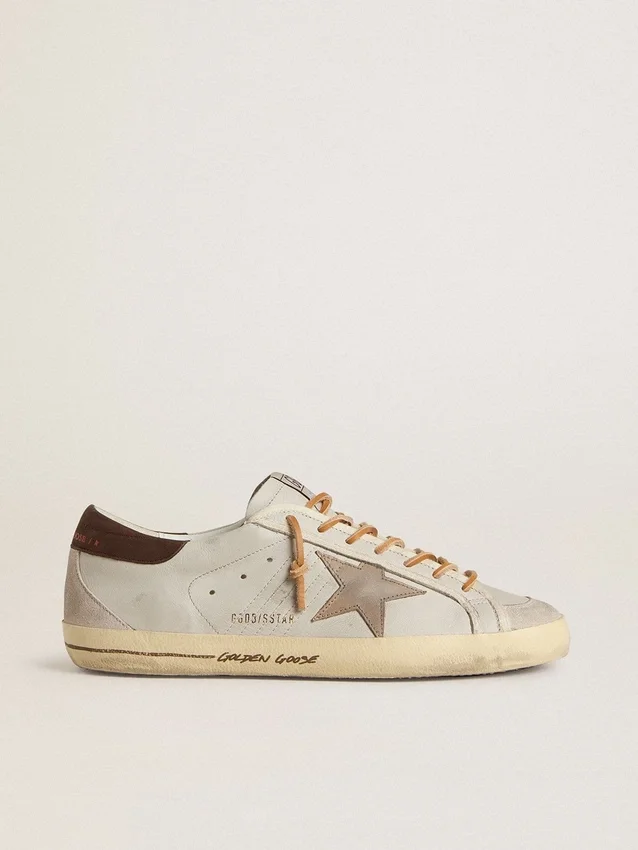 Super-Star pour homme avec étoile en cuir imprimé croco couleur tabac et languette de talon en cuir noir