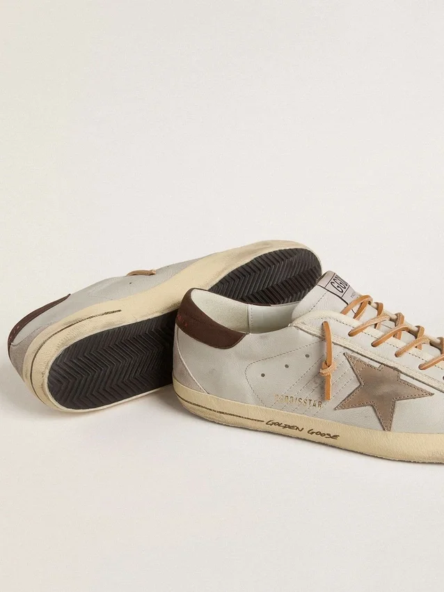 Super-Star pour homme avec étoile en cuir imprimé croco couleur tabac et languette de talon en cuir noir