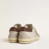 Super-Star pour homme avec étoile en cuir imprimé croco couleur tabac et languette de talon en cuir noir