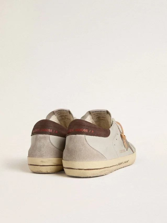 Super-Star pour homme avec étoile en cuir imprimé croco couleur tabac et languette de talon en cuir noir