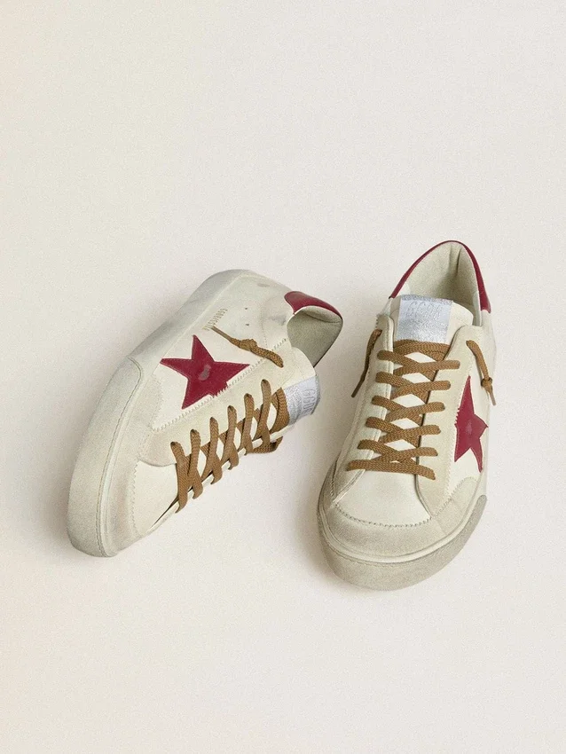 Super-Star pour homme avec étoile en cuir rouge et empiècements en daim beige