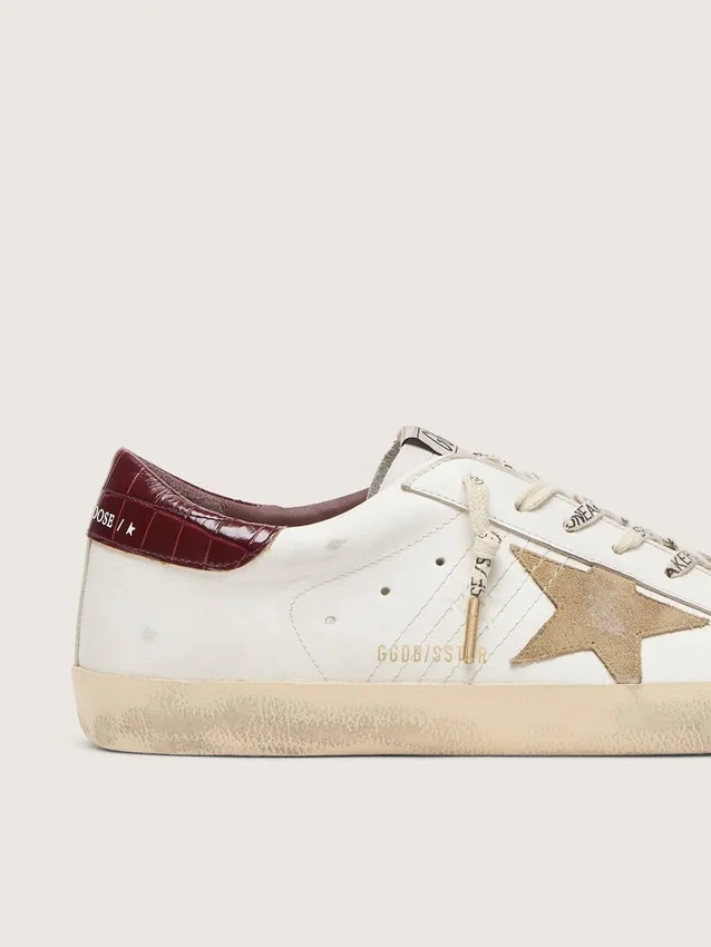 Super-Star pour homme avec étoile en daim couleur sable et languette de talon en cuir à imprimé croco rouge