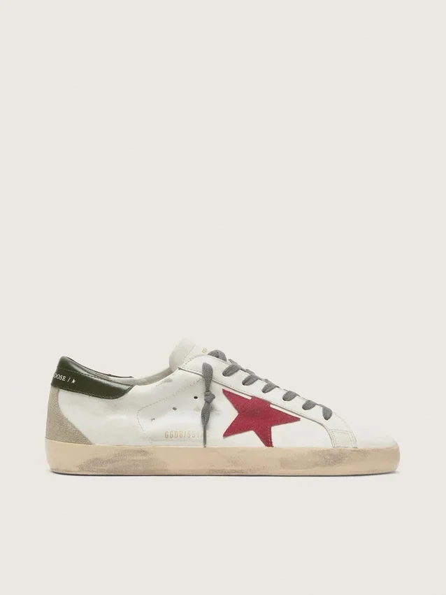 Super-Star pour homme avec étoile en daim rouge et languette de talon en cuir vert