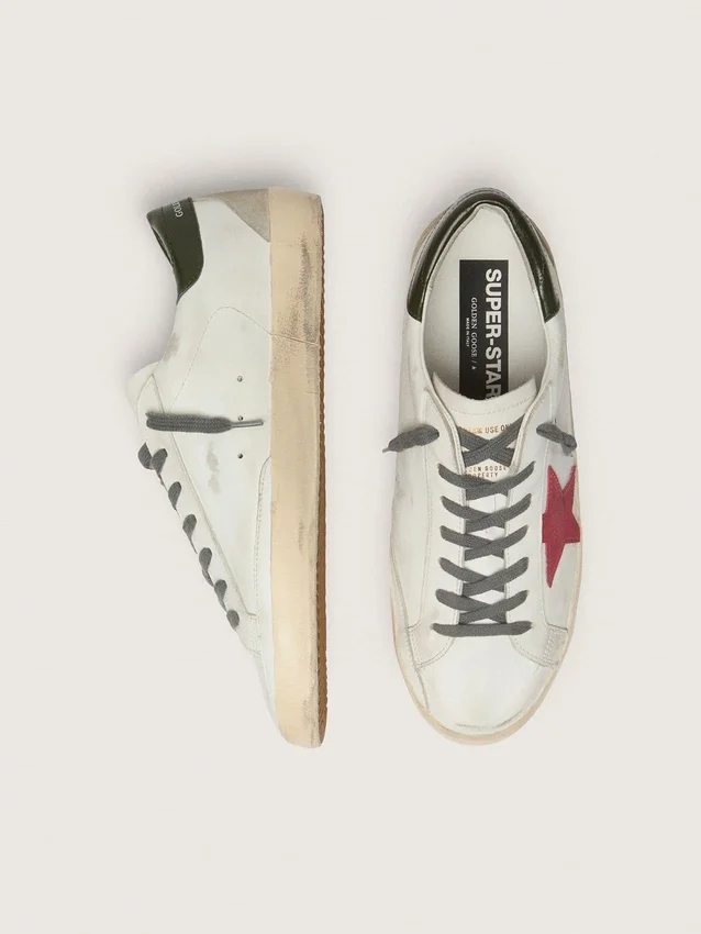 Super-Star pour homme avec étoile en daim rouge et languette de talon en cuir vert