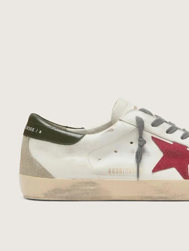 Super-Star pour homme avec étoile en daim rouge et languette de talon en cuir vert
