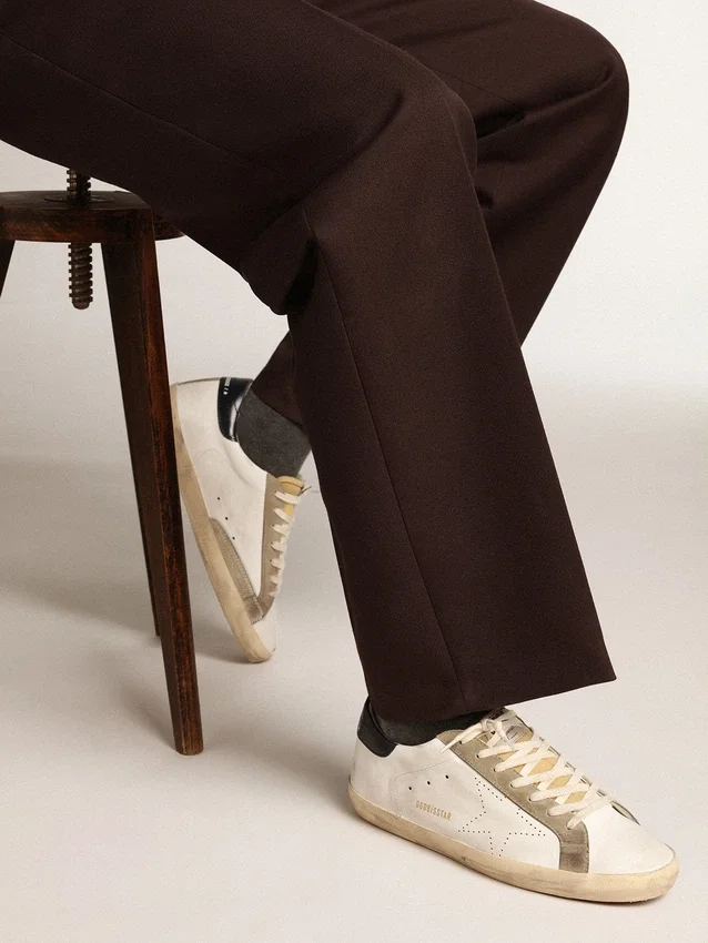 Super-Star pour homme avec étoile perforée et languette de talon bleue