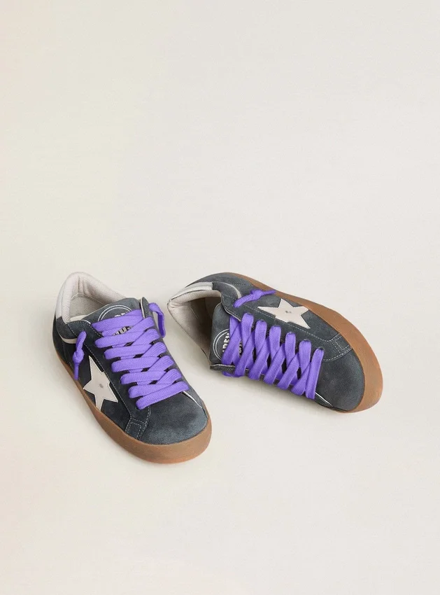 Super-Star pour homme en daim gris avec étoile en cuir blanc et languette de talon en cuir argenté
