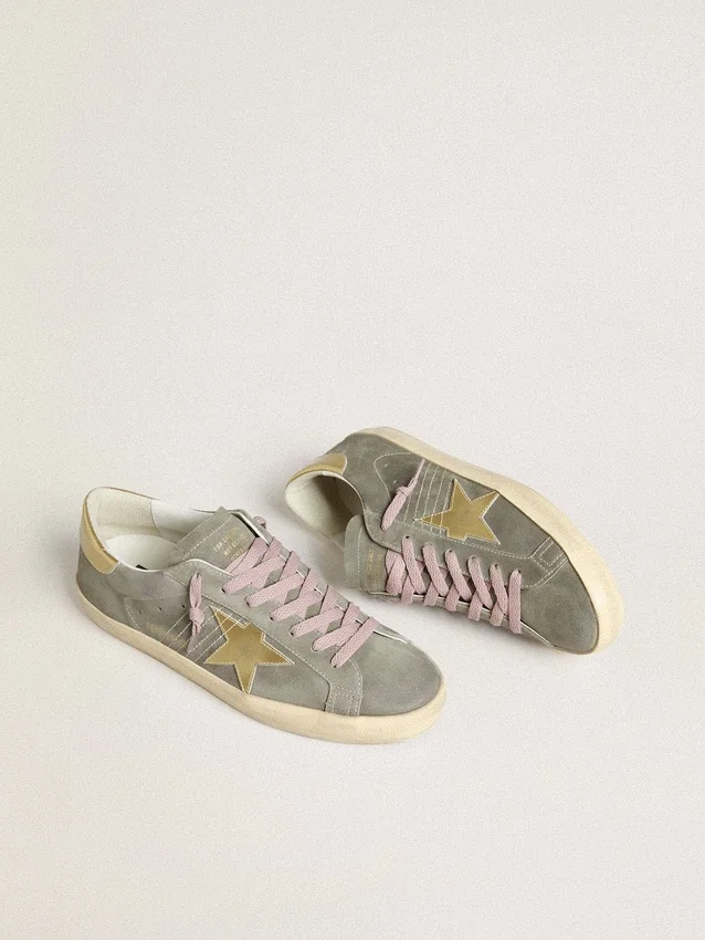 Super-Star pour homme en daim gris avec étoile en cuir métallisé doré et languette au talon
