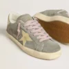 Super-Star pour homme en daim gris avec étoile en cuir métallisé doré et languette au talon