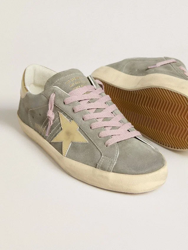 Super-Star pour homme en daim gris avec étoile en cuir métallisé doré et languette au talon