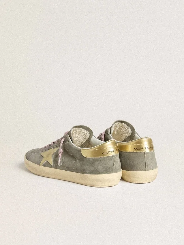 Super-Star pour homme en daim gris avec étoile en cuir métallisé doré et languette au talon