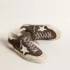 Super-Star pour homme en daim gris avec étoile et languette de talon en nappa écru