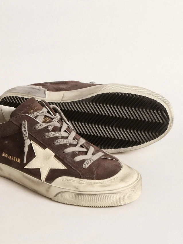 Super-Star pour homme en daim gris avec étoile et languette de talon en nappa écru