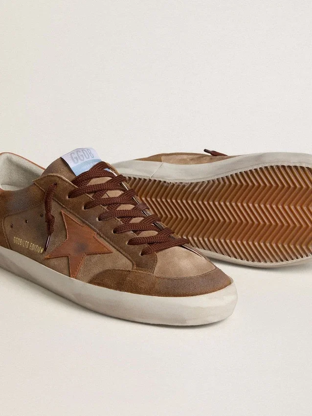 Super-Star pour homme en daim marron avec étoile et languette de talon en cuir beige