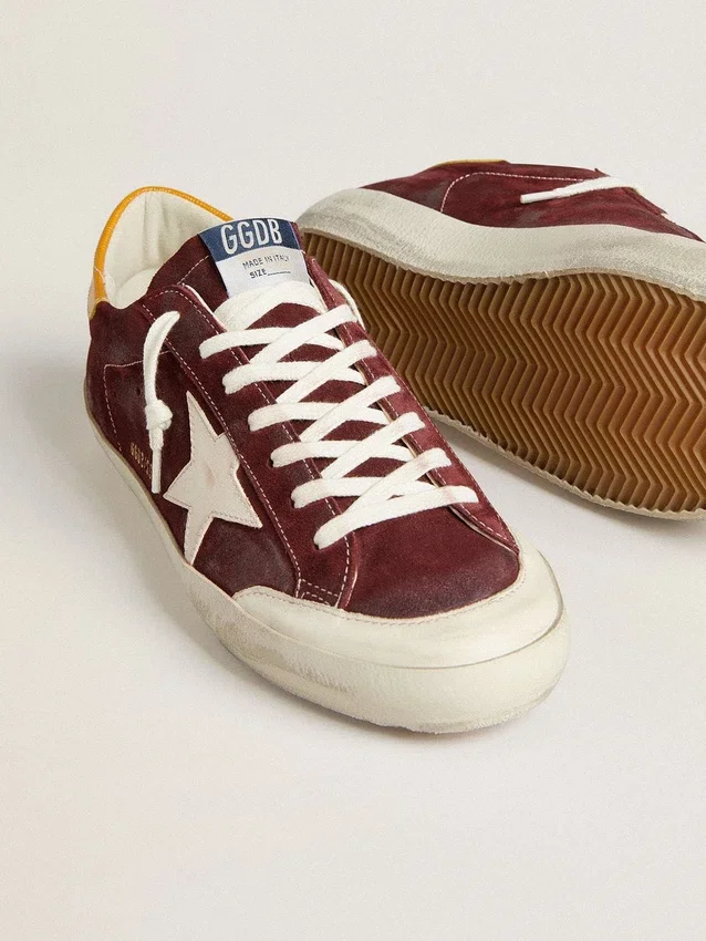 Super-Star pour homme en daim rouge brique avec étoile en cuir blanc et languette au talon à imprimé animalier