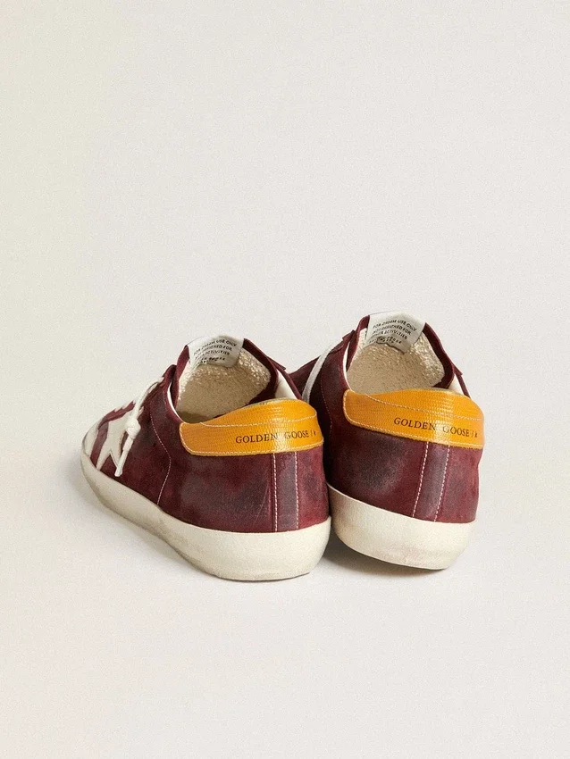Super-Star pour homme en daim rouge brique avec étoile en cuir blanc et languette au talon à imprimé animalier