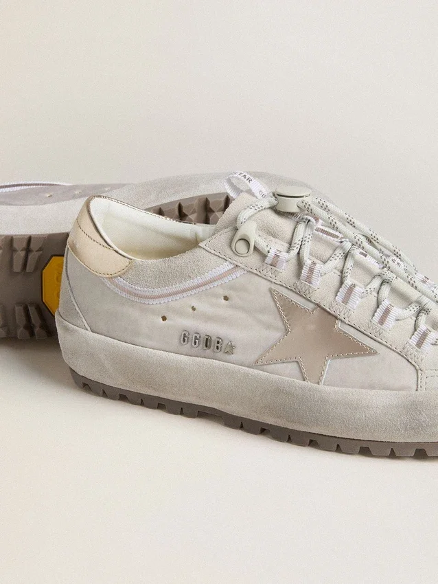 Super-Star Ski pour femme en nylon gris clair avec étoile et languette au talon en cuir métallisé
