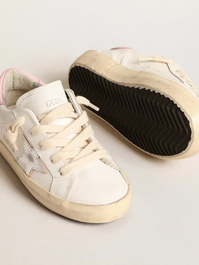 Super-Star Young avec étoile en cuir argenté et languette de talon rose