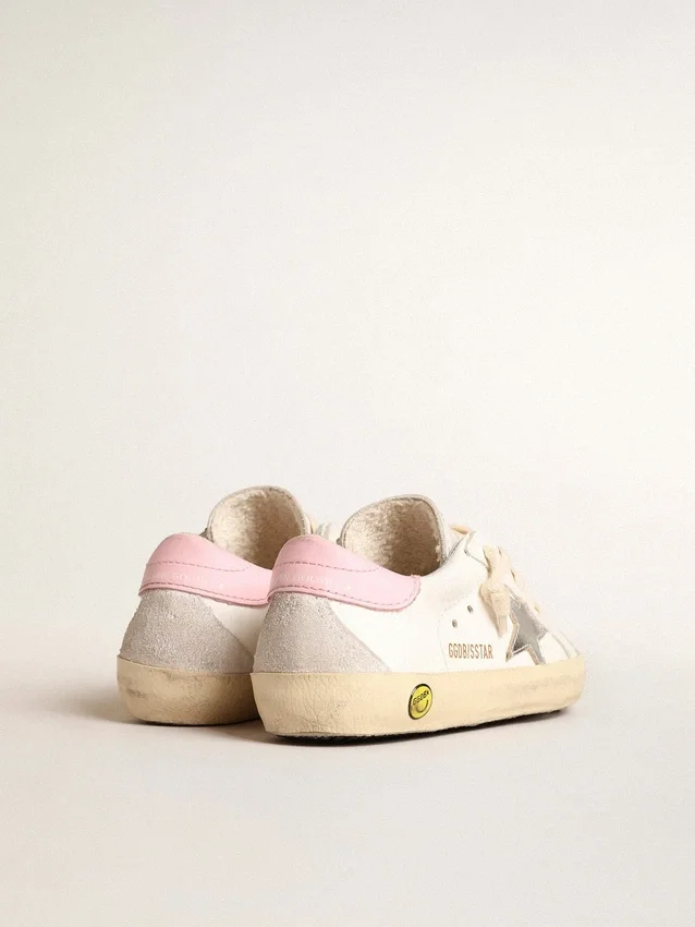 Super-Star Young avec étoile en cuir argenté et languette de talon rose