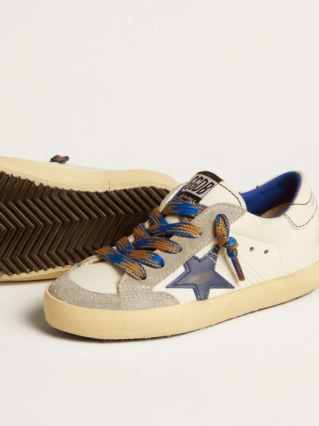 Super-Star Young avec étoile en cuir bleu et empiècements en daim gris glacier