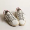 Super-Star Young avec étoile en daim et languette de talon en cuir rouge