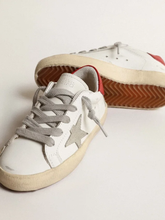 Super-Star Young avec étoile en daim et languette de talon en cuir rouge